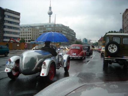 Auto-Korso gegen das Fahrverbot für Oldtimer in der Innenstadt von Berlin