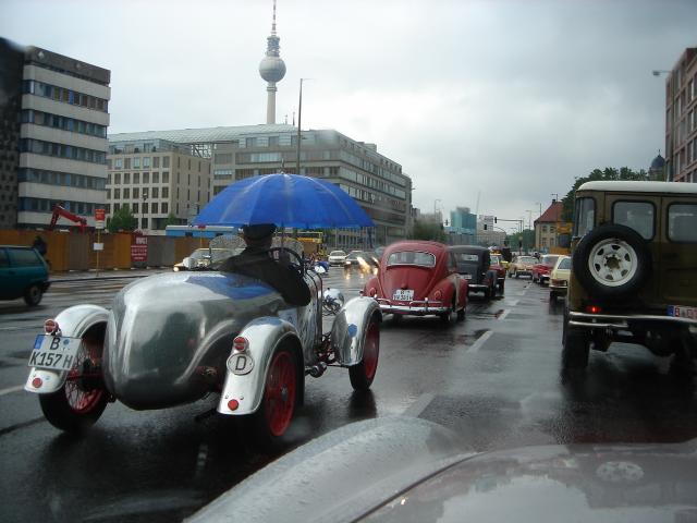 Auto-Korso gegen das Fahrverbot für Oldtimer in der Innenstadt von Berlin