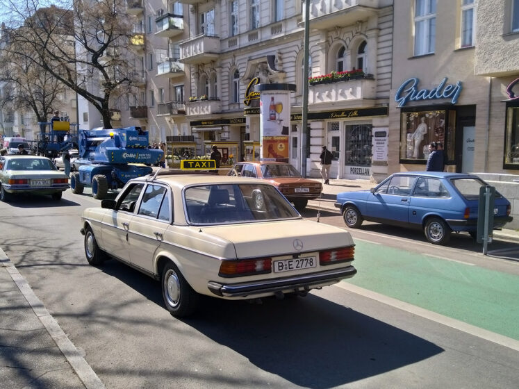 Zurück in die Siebziger: Unsere Fahrzeuge bei den Dreharbeiten zu Ku’damm 77