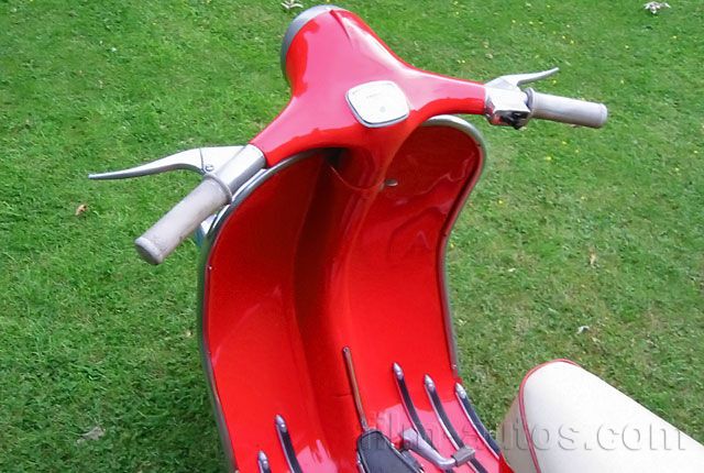 Oldtimer Piaggio Vespa Roller zum Mieten