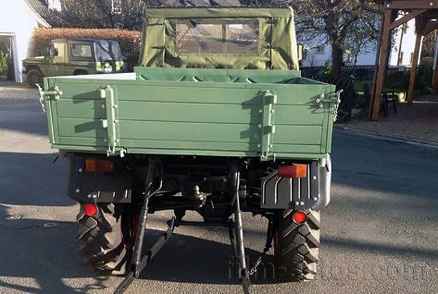 Oldtimer Mercedes-Benz Unimog U 411 zum Mieten