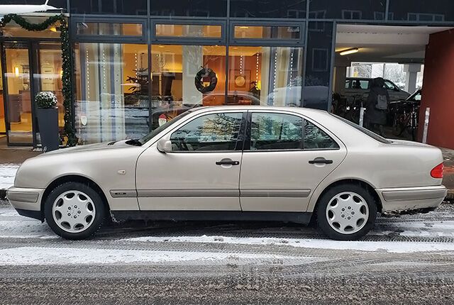 Oldtimer Mercedes-Benz E 240 W210 zum Mieten