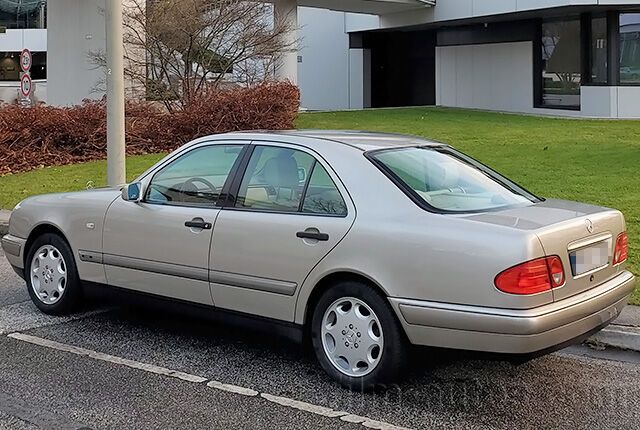 Oldtimer Mercedes-Benz E 240 W210 zum Mieten