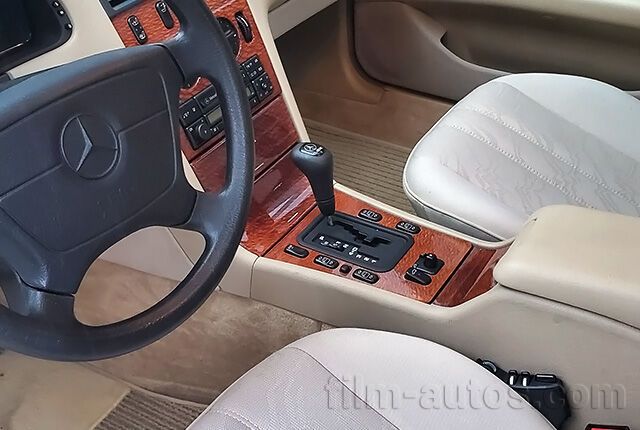 Oldtimer Mercedes-Benz E 240 W210 zum Mieten