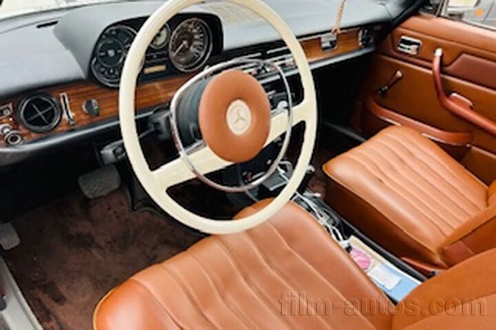 Oldtimer Mercedes-Benz W114 /8 zum Mieten