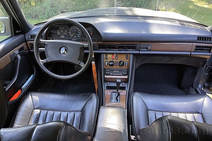 Oldtimer Mercedes-Benz 260 SE W126 zum Mieten