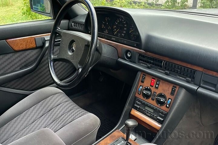 Oldtimer Mercedes-Benz 300 SE W126 zum Mieten
