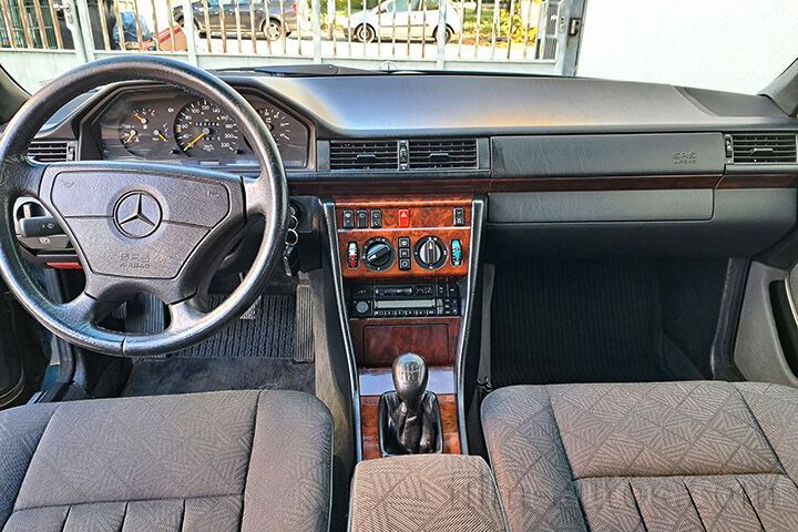 Oldtimer Mercedes-Benz 250 TD W124 S124 Kombi zum Mieten