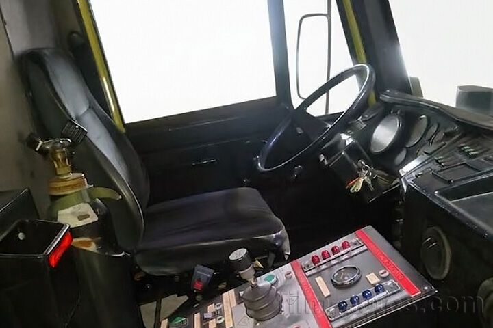 Oldtimer SISU 250 CK 4X4 4000 Flugfeldlöschfahrzeug zum Mieten