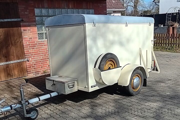 Oldtimer Westfalia Geschlossener Kastenanhänger (ehem. Rot-Kreuz) zum Mieten
