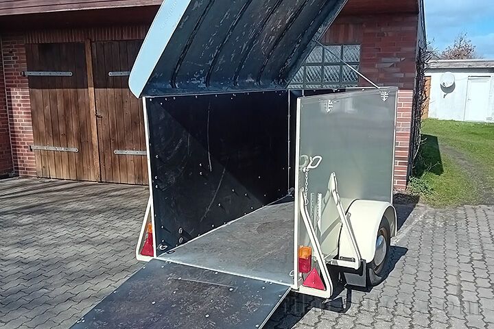 Oldtimer Westfalia Geschlossener Kastenanhänger (ehem. Rot-Kreuz) zum Mieten