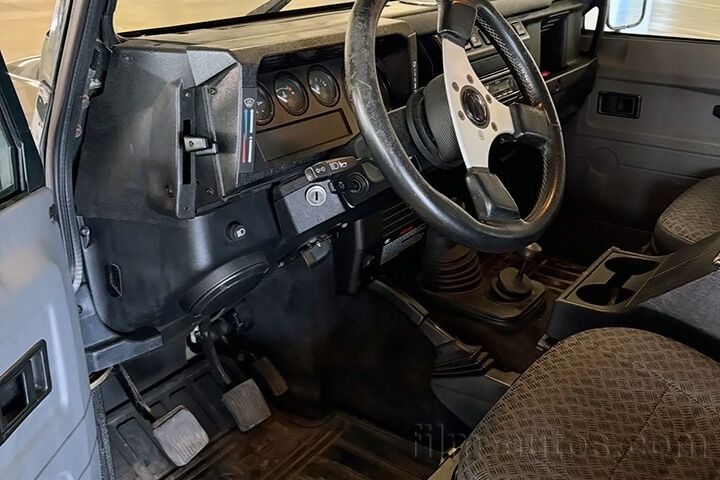 Youngtimer Land Rover Defender zum Mieten