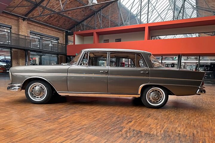 Oldtimer Mercedes-Benz  W112 300SE lang Königsflosse zum Mieten
