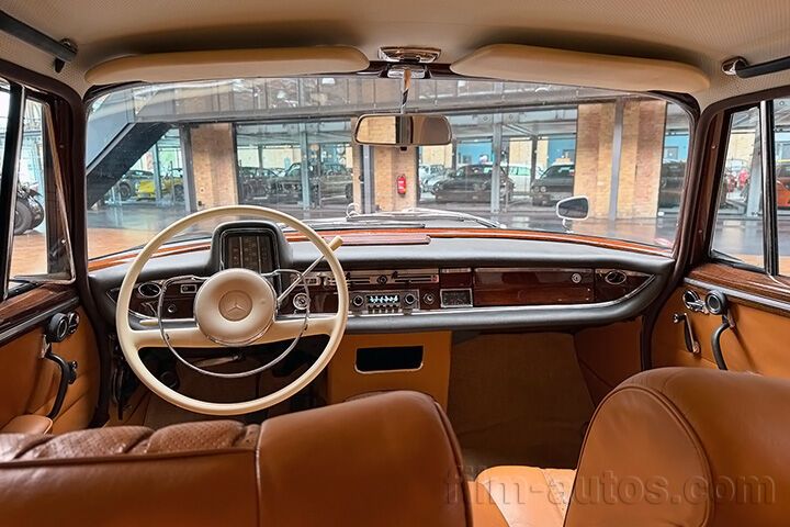 Oldtimer Mercedes-Benz  W112 300SE lang Königsflosse zum Mieten