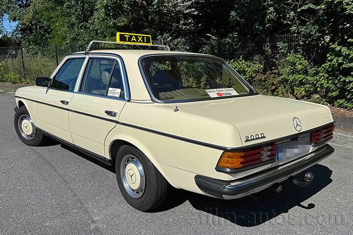 Oldtimer Mercedes-Benz W123 Original Taxi 200D zum Mieten