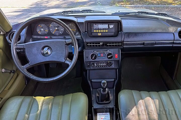 Oldtimer Mercedes-Benz W123 Original Taxi 200D zum Mieten