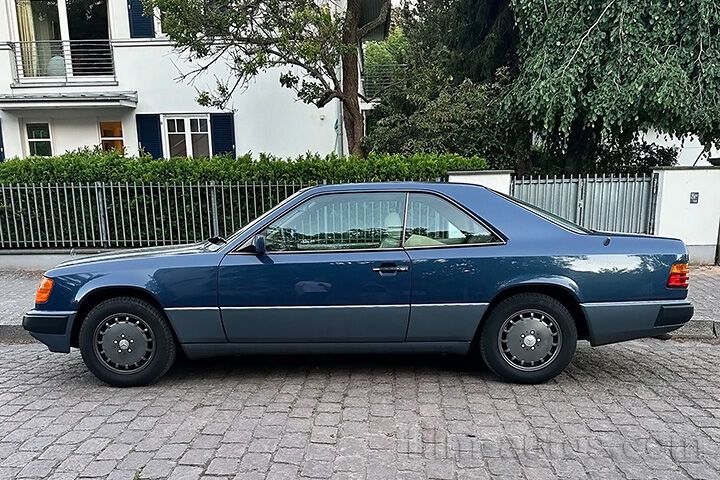Oldtimer Mercedes-Benz 300 CE W 124 zum Mieten