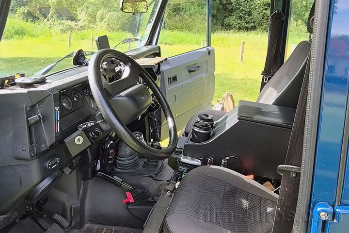 Youngtimer Land Rover Defender 110 zum Mieten